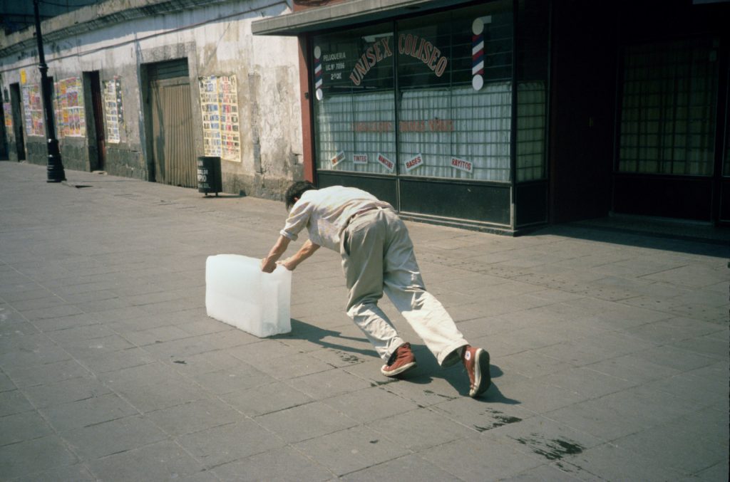 2.-Paradoxul-praxisului-1-Francis-Alys-1997.jpg