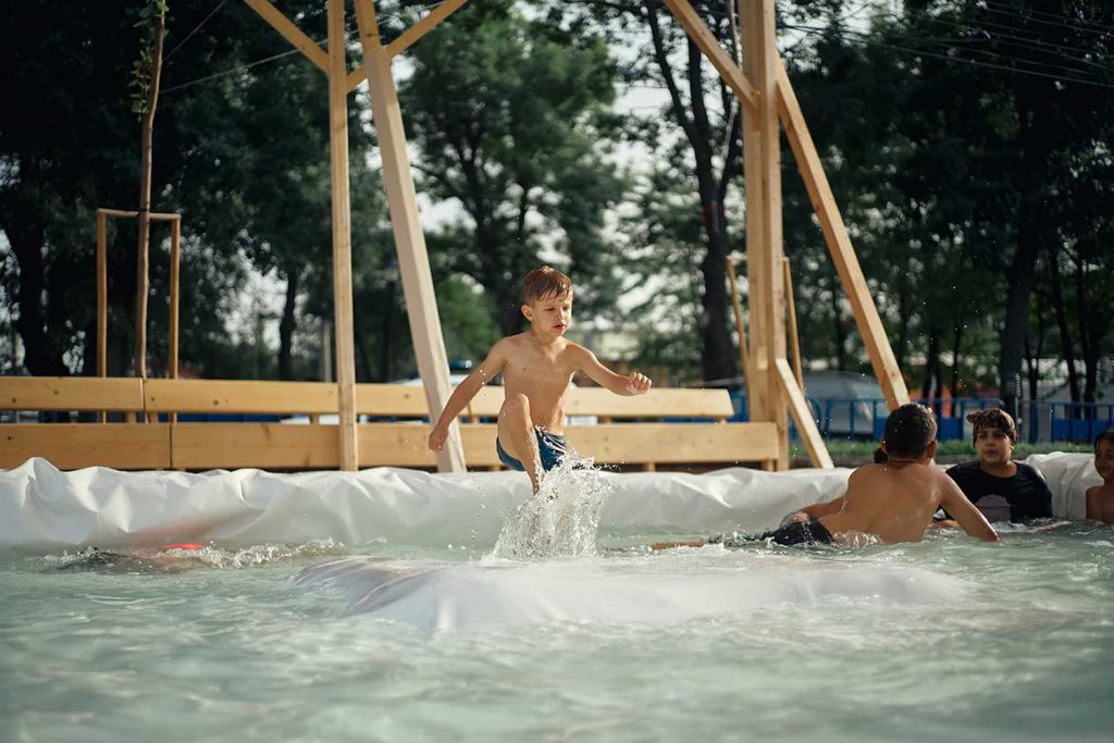 3_baiat-piscina_sursa-Alex-Iacob.jpg